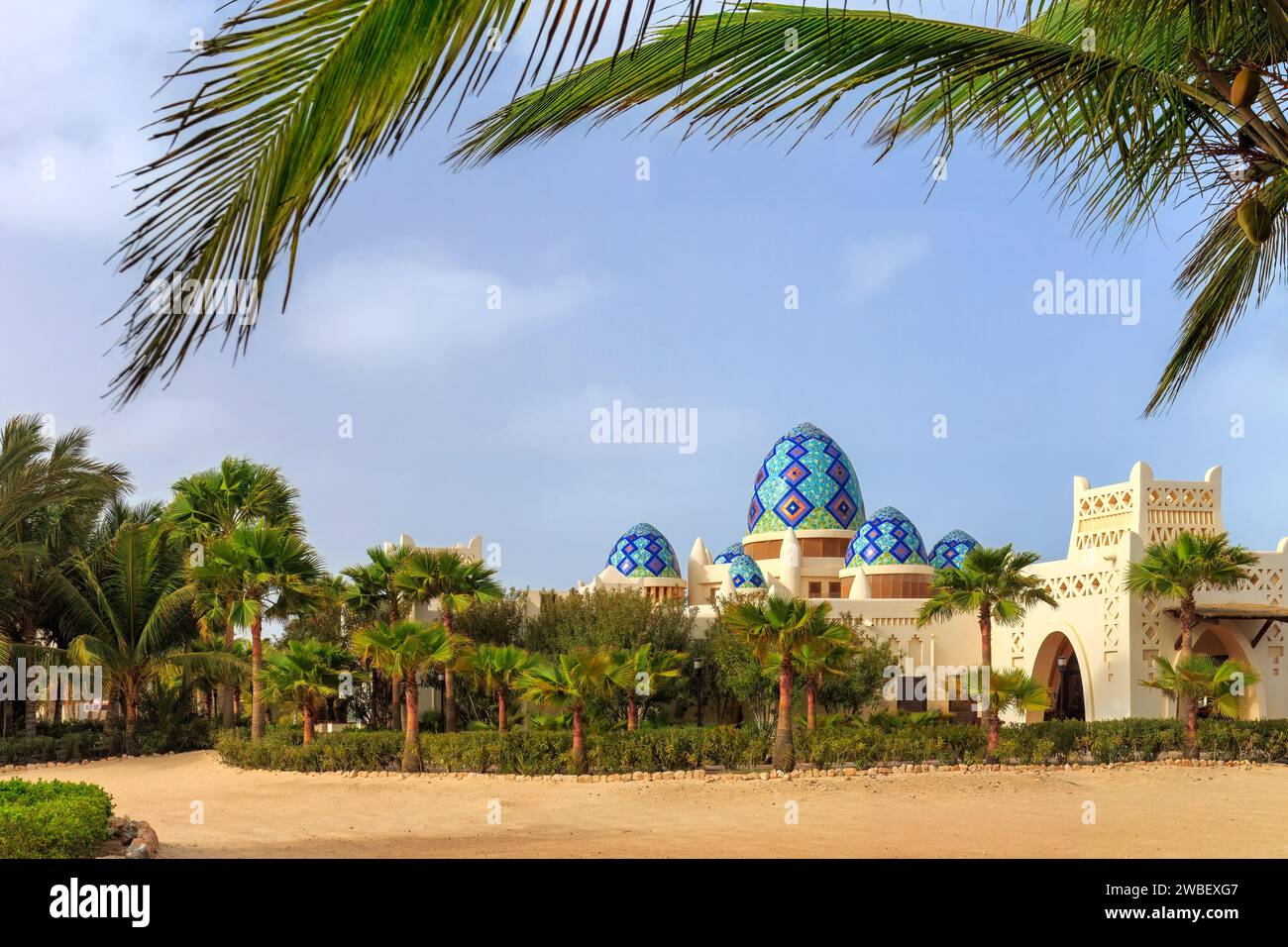 L''Hotel Riu Karamboa de Boa Vista offre une élégance avec son architecture distinctive et ses plages bordées de palmiers. Photo de haute qualité Banque D'Images