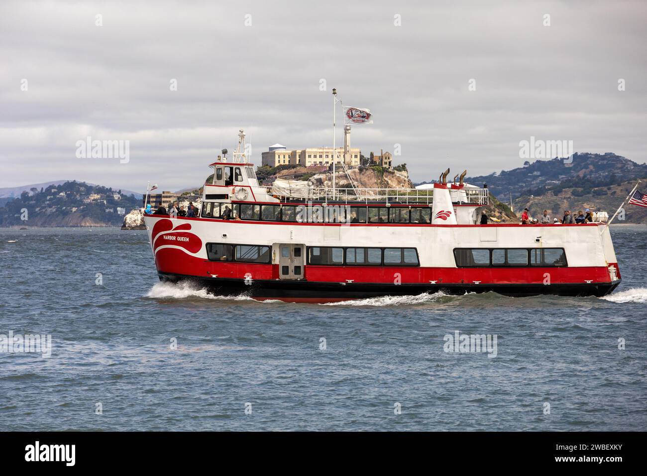 Red and White Fleet Tourist Boat Harbor Queen naviguant devant Alcatraz dans la baie de San Francisco, San Francisco, 24, 2023 Banque D'Images