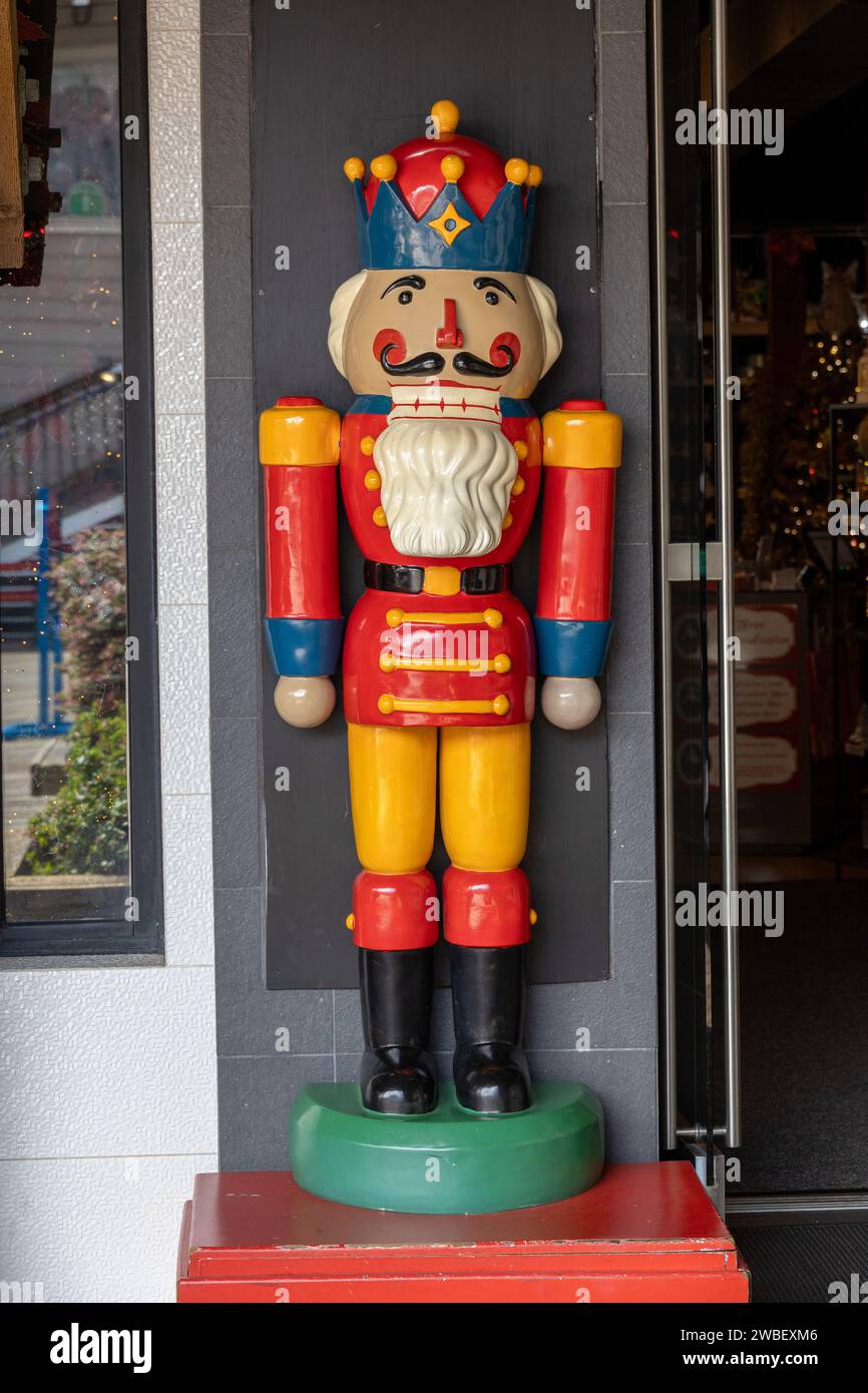 Taille réelle casse-noisette de style allemand traditionnel Soldat portant Une couronne en dehors de Noël dans le magasin de San Francisco sur le Pier 39 San Francisco Banque D'Images
