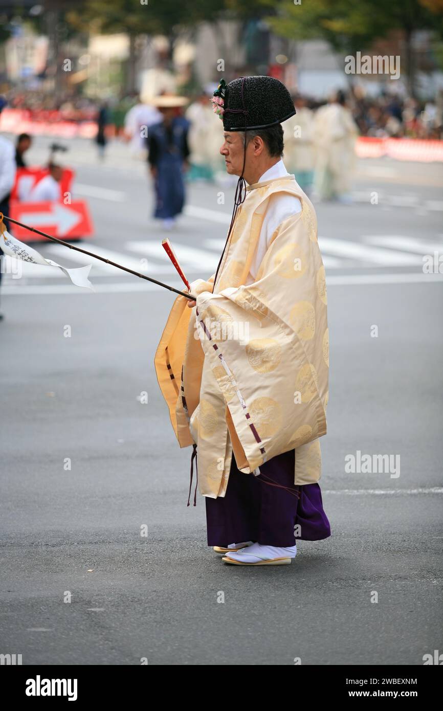 Kyoto, Japon - 22 octobre 2007 : le participant au festival Jidai portant comme Kannushi un kariginu et un chapeau eboshi. Kyoto. Japon Banque D'Images