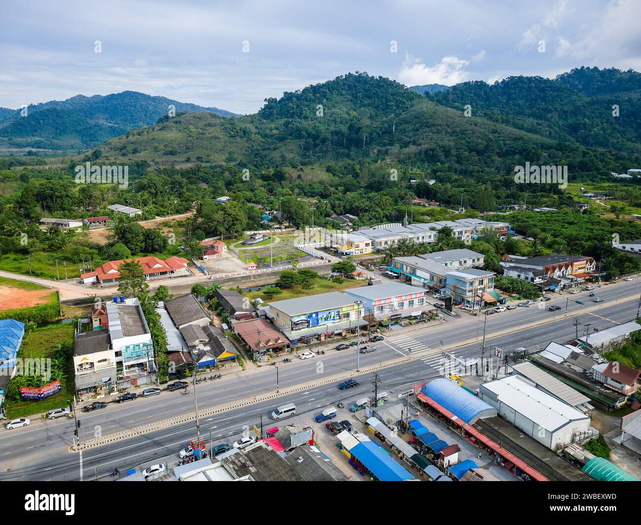 Vue aérienne de la ville touristique de Bang Niang dans la région de Khao Lak à l'ouest de la Thaïlande Banque D'Images