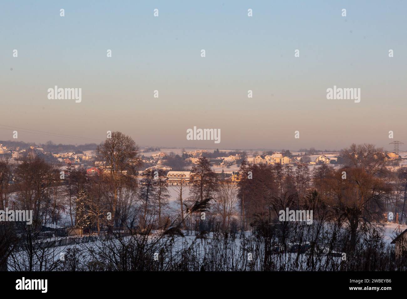 Cracovie, Pologne, 10 janvier 2024. La brume de pollution de l'air est observée au-dessus de Cracovie et de ses banlieues septentrionales alors que les températures ont chuté bien en dessous de 0 degrés Celsius. La pollution atmosphérique a été déclarée très malsaine et la concentration de PM2,5 était 30 fois plus élevée que les lignes directrices annuelles DE L'OMS sur la qualité de l'air. La pollution est une combinaison de manque de vent et de basses températures qui ont forcé la ville et ses habitants à chauffer leurs maisons. Crédit : Dominika Zarzycka/Alamy Live News. Banque D'Images