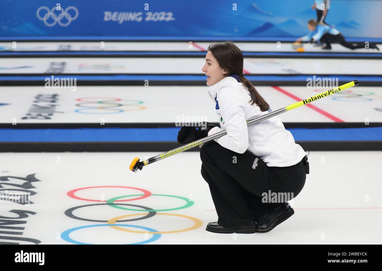 5 FÉVRIER 2022 - Pékin, Chine : Stefania Constantini de Team Italy réagit dans la session Round Robin 8 du double mixte de curling au Beijing 2022 Banque D'Images