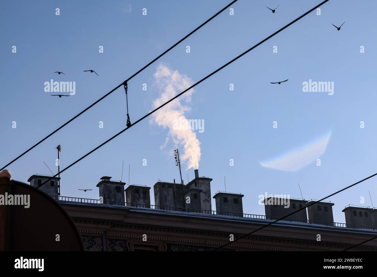 Cracovie, Pologne, 10 janvier 2024. Une cheminée exhalant de la fumée est vue dans le centre de Cracovie. La pollution atmosphérique a été déclarée très malsaine aujourd'hui et la concentration de PM2,5 était 30 fois plus élevée que les lignes directrices annuelles DE L'OMS sur la qualité de l'air. La pollution est une combinaison de manque de vent et de basses températures qui ont forcé la ville et ses habitants à chauffer leurs maisons. Crédit : Dominika Zarzycka/Alamy Live News. Banque D'Images