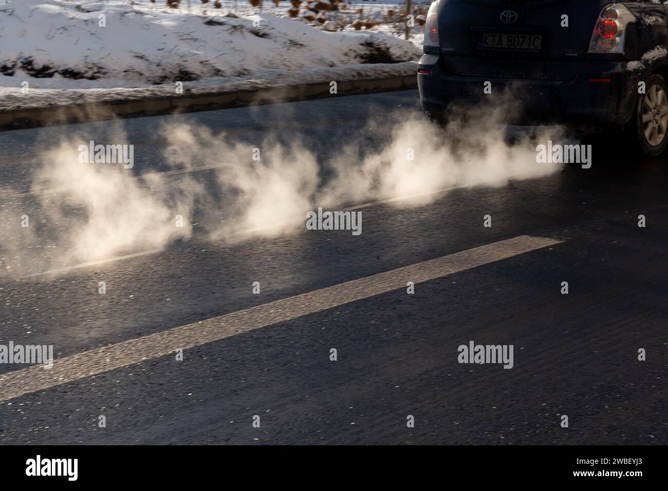 Cracovie, Pologne, 10 janvier 2024. Un tuyau d'échappement est vu expirer de la fumée dans le centre de Cracovie. La pollution atmosphérique a été déclarée très malsaine aujourd'hui et la concentration de PM2,5 était 30 fois plus élevée que les lignes directrices annuelles DE L'OMS sur la qualité de l'air. La pollution est une combinaison de manque de vent et de basses températures qui ont forcé la ville et ses habitants à chauffer leurs maisons. Crédit : Dominika Zarzycka/Alamy Live News. Banque D'Images