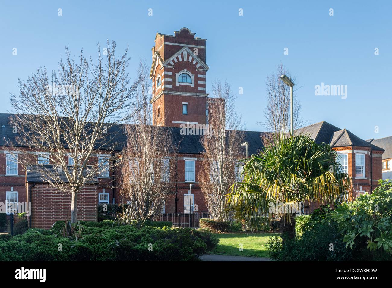 Anciens bâtiments de l'hôpital psychiatrique Park Prewett avec l'ancien château d'eau à Basingstoke, Hampshire, Angleterre, Royaume-Uni, maintenant nouveaux logements dans la région de Rooksdown Banque D'Images