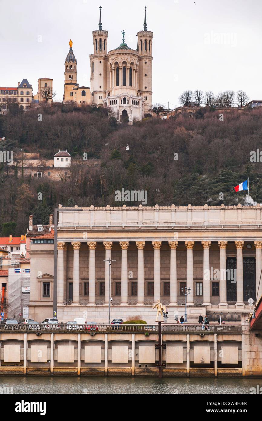 Lyon, France - 30 janvier 2022 : la Cour d'appel de Lyon, palais de justice historique de Lyon, de style néo-classique, situé place Duquaire dans le cinquième arron Banque D'Images