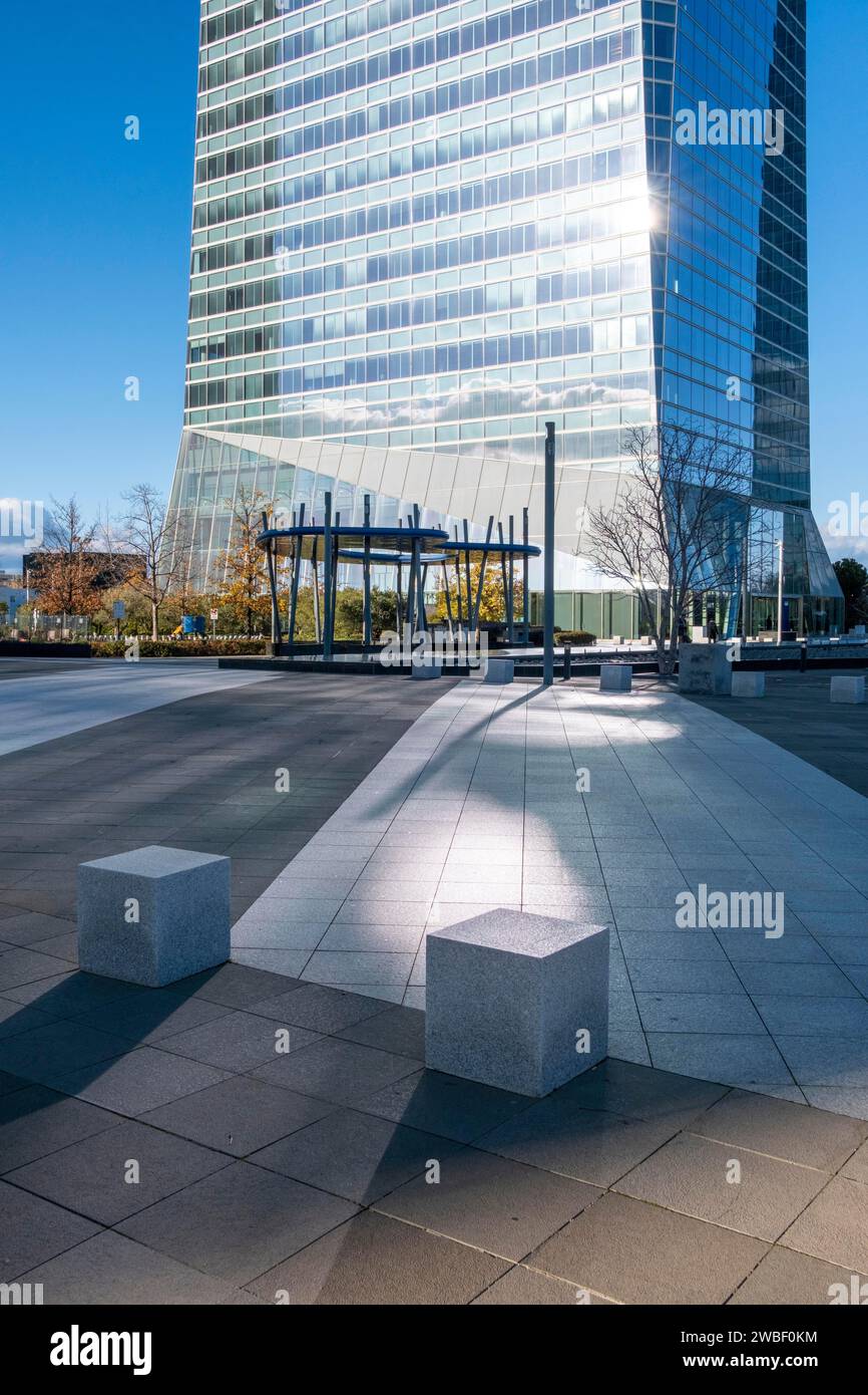 Place moderne dans un quartier financier dans la ville de Madrid en Espagne Banque D'Images