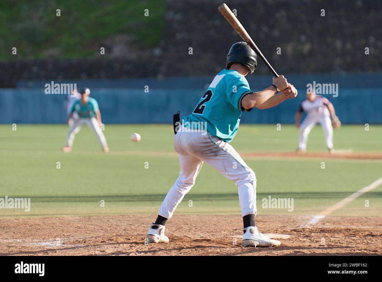 Joueurs de baseball en action sur le stade, batte de baseball attendant de frapper le ballon Banque D'Images