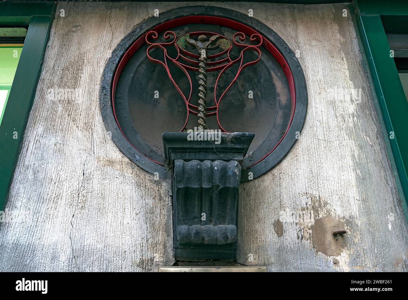Le personnel d'Asclépius sur une ancienne pharmacie, vers 1900, Gênes, Italie Banque D'Images