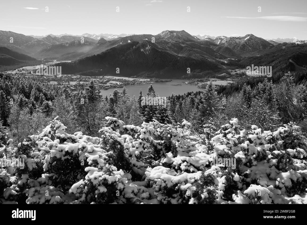 Vue de Neureuth à Tegernsee et Hirschberg, hiver, neige, Tegernsee, montagnes de Mangfall, Préalpes bavaroises, haute-Bavière, Bavière, Allemagne Banque D'Images