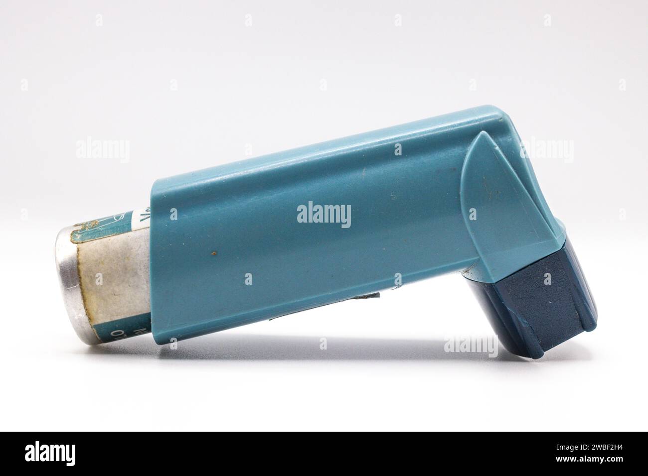 Inhalateur bleu pour asthme avec étiquette vierge isolée sur fond blanc. Produit pharmaceutique est utilisé pour traiter ou prévenir la crise d'asthme. Santé et Banque D'Images