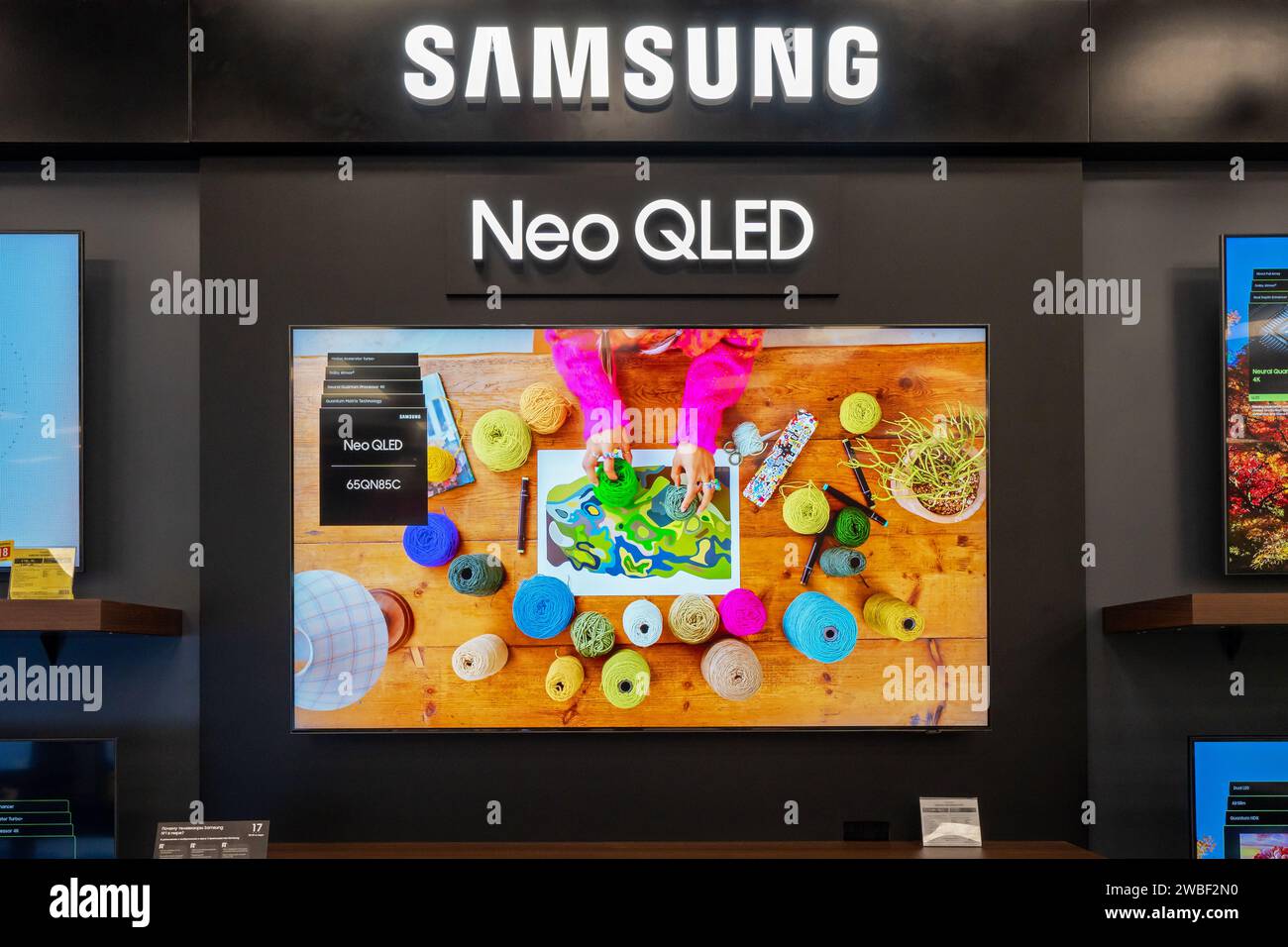 Nouvel écran TV OLED Samsung à l'intérieur du magasin d'électronique. Minsk, Biélorussie - 10 janvier 2024 Banque D'Images