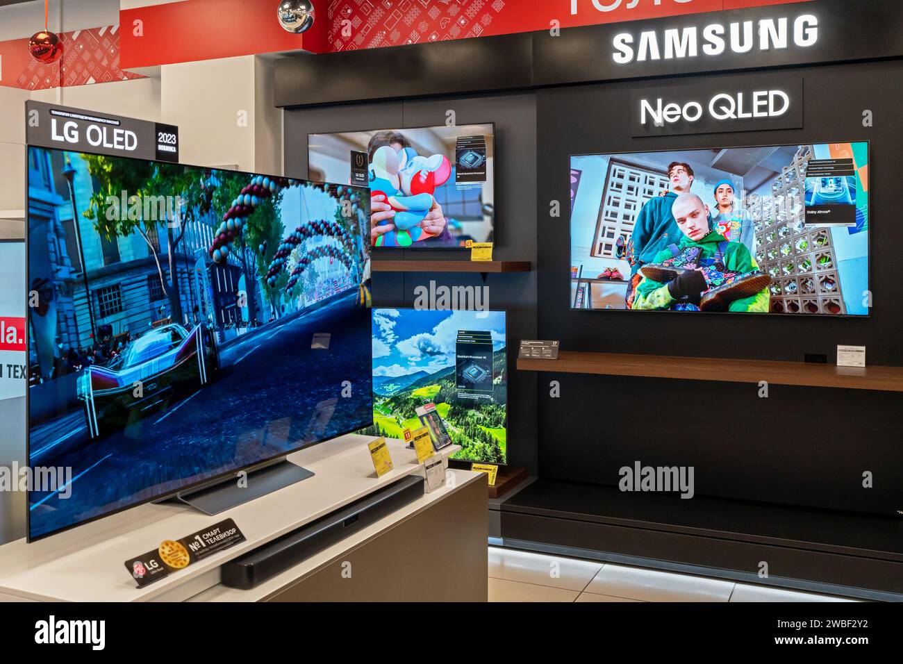 Nouvel écran TV OLED Samsung à l'intérieur du magasin d'électronique. Minsk, Biélorussie - 10 janvier 2024 Banque D'Images