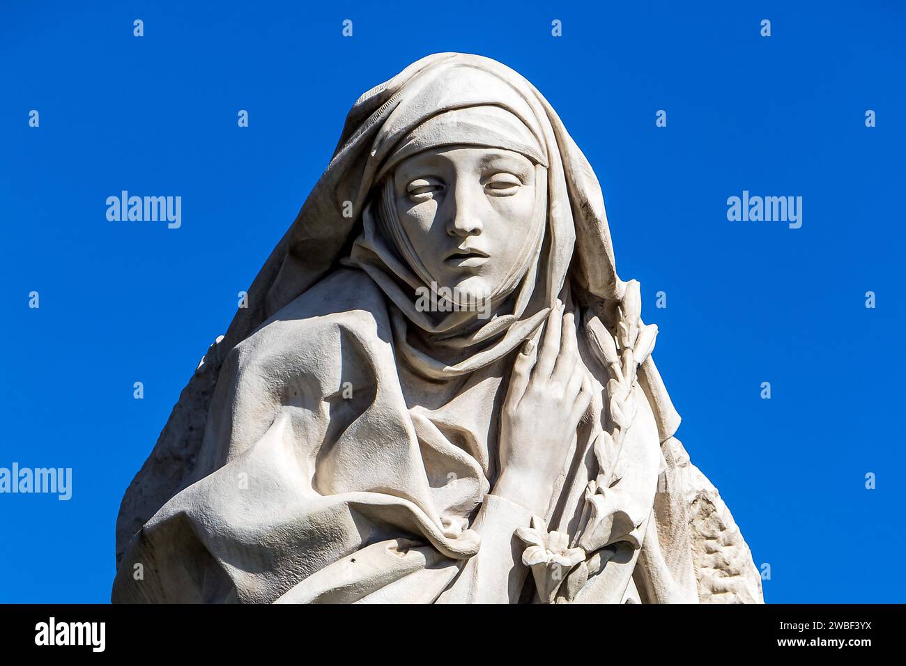Europe, Italie, Rome, statue de Sainte Catherine, ciel bleu, sainte patronne, Santarina de Popolo Banque D'Images