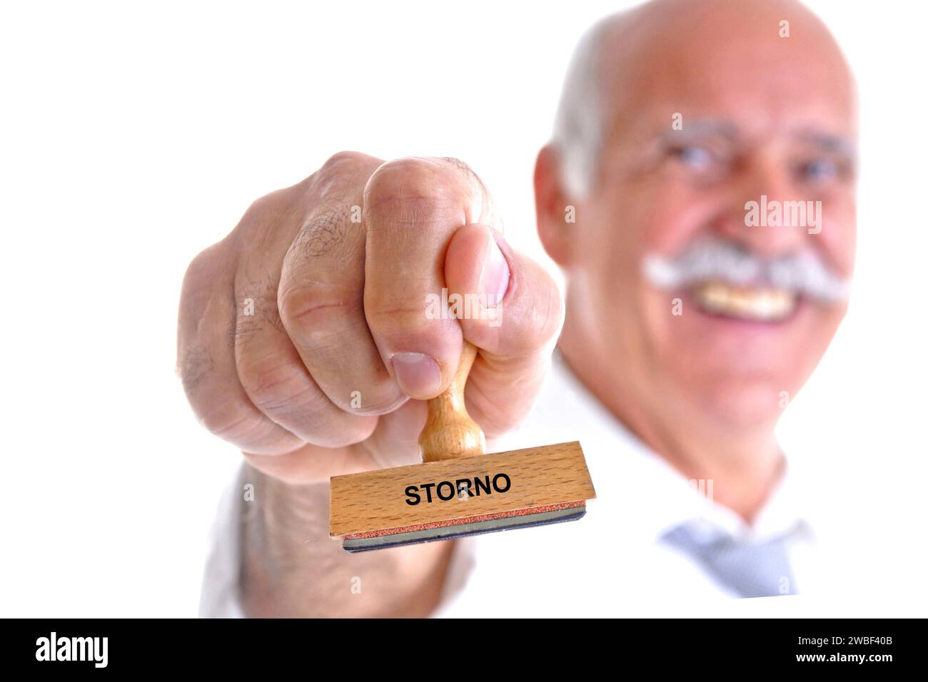 Senior, homme barbu, 65, 70, ans, homme tenant le timbre dans sa main, inscription : Storno Banque D'Images