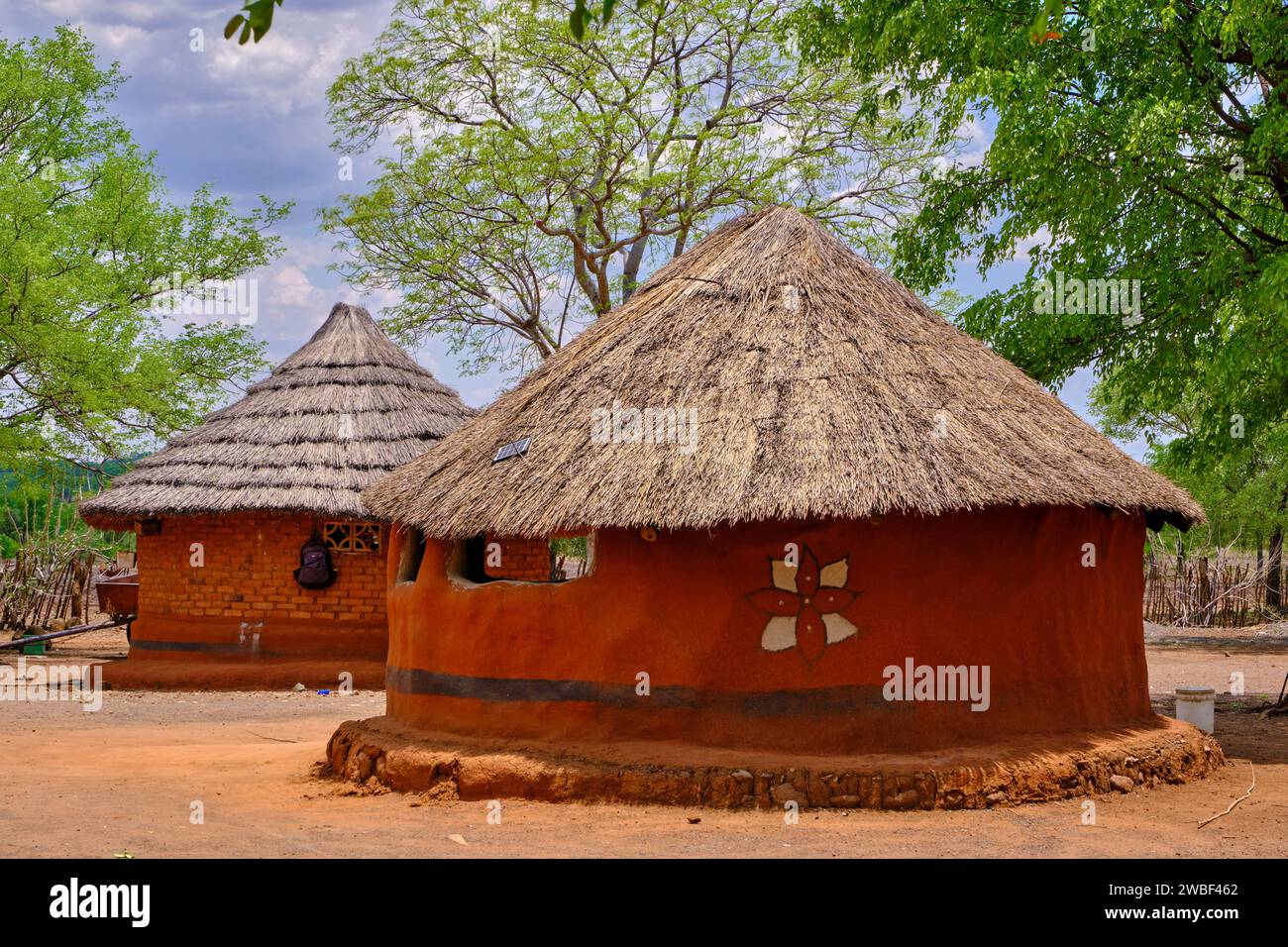 Zimbabwe, Matabeleland Nord, village près de Hwange, maison traditionnelle Banque D'Images