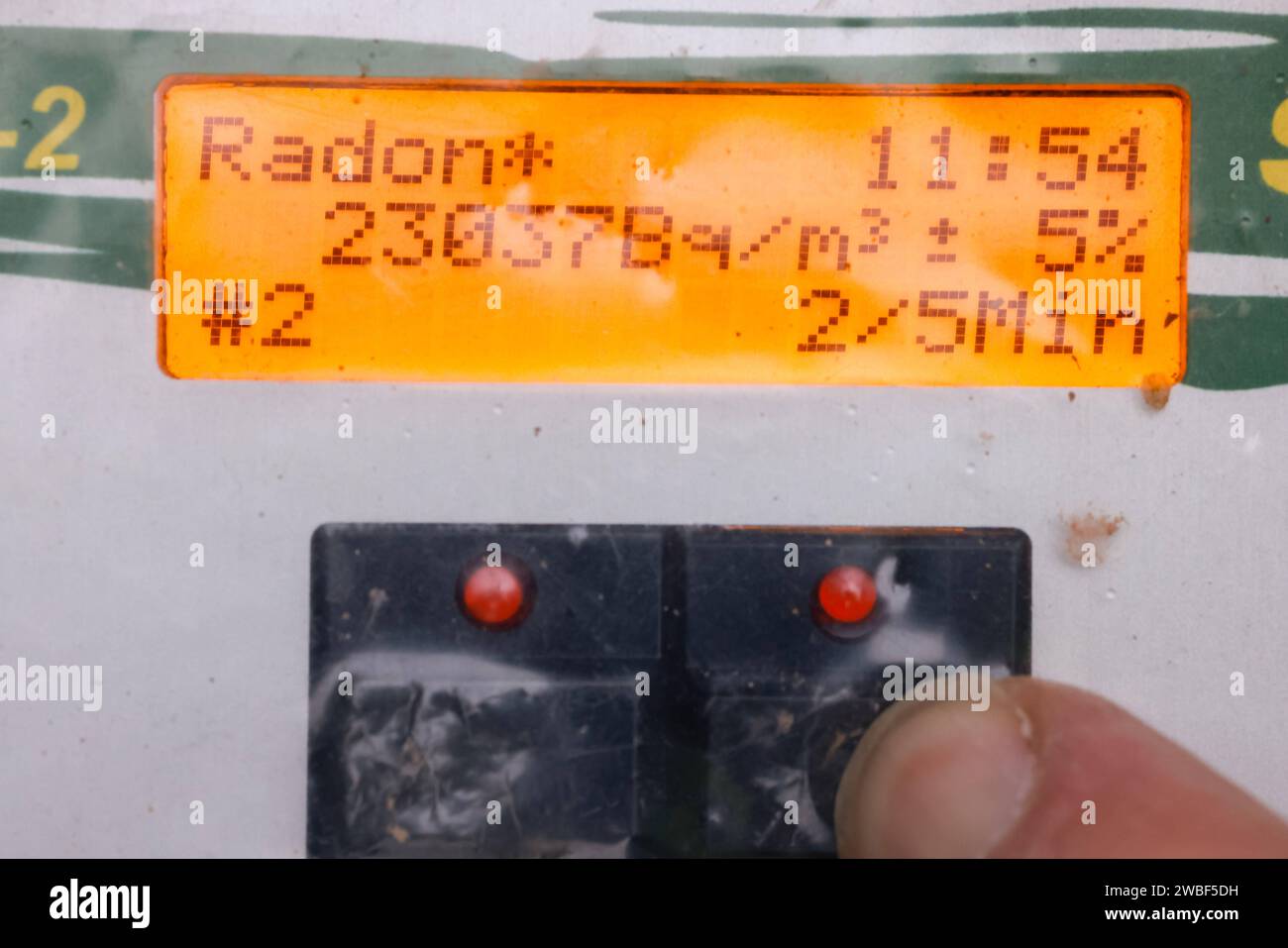 Radon-Vorsorgegebiete in Thüringen Sachverständige messen an der Nesselbachwiese BEI Nesselhof das Vorkommen von radon. DAS Thüringer Landesamt für Umwelt, Bergbau und Naturschutz TLUBN Hat Radonmessungen zum Ausweis von Radonvorsorgegebiete in Auftrag gegeben. Nach dem neuen Strahlenschutzgesetz gelten in den Radonvorsorgegebieten Messspflichten Schutz der Angestellten vor radon am Arbeitsplatz. Falls eine Radonkonzentration über dem Referenzwert 300 Becquerel pro Kubikmeter gemessen wird, müssen geeignete Maßnahmen zur Senkung des Radonwertes durchgeführt werden, UM die Gesundheit des Persona Banque D'Images