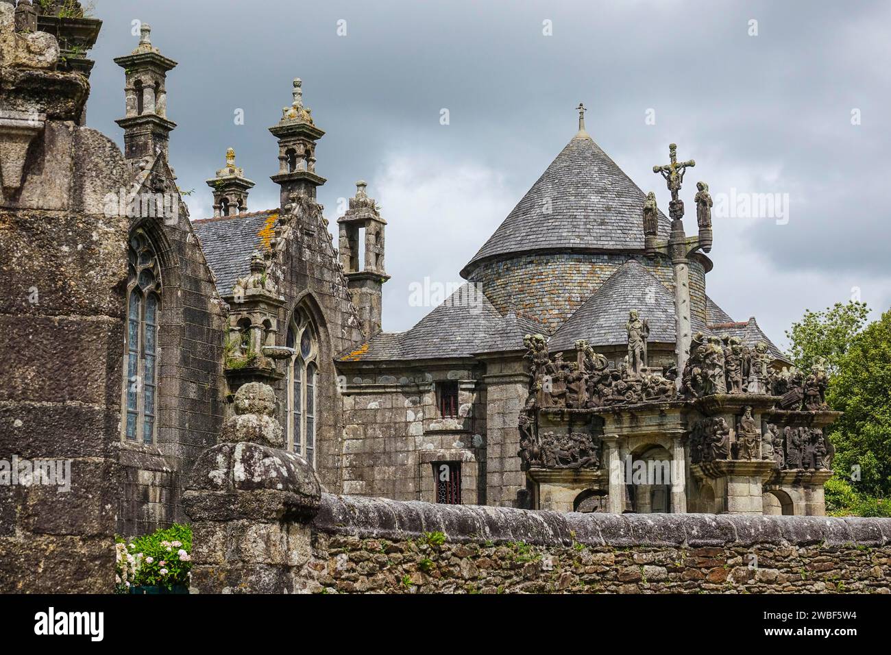 Église et calvaire, enclos paroissial paroisse fermée de Guimiliau, Finistère Penn ar Bed département, Bretagne région Breizh, France Banque D'Images