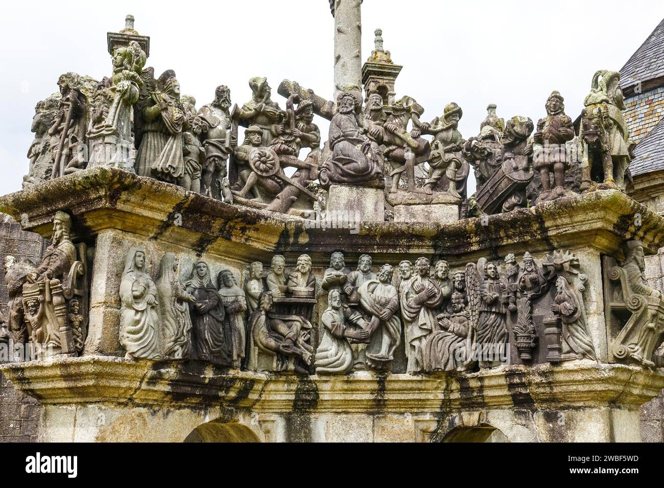 Calvaire Calvaire, sculpture sur pierre de granit, enclos paroissial enclos paroissial de Guimiliau, Finistère Penn ar Bed département, Bretagne Breizh région Banque D'Images