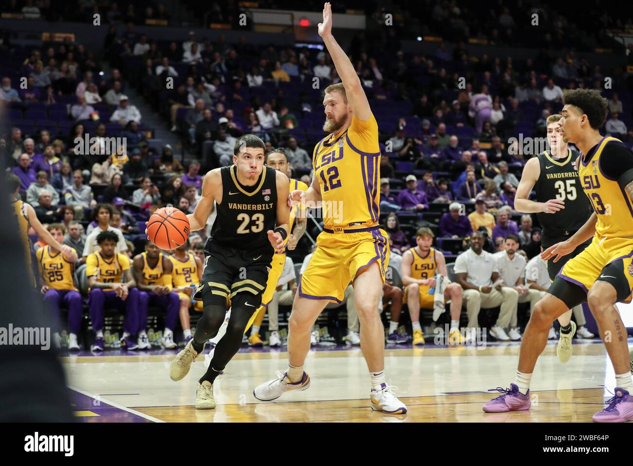 Baton Rouge, LOUISIANE, États-Unis. 09 janvier 2024. Jason Rivera-Torres (23) de Vanderbilt devance le Hunter Dean (12) de la LSU lors d'une action de basketball entre les Commodores de Vanderbilt et les Tigers de la LSU au Pete Maravich Assembly Center à Baton Rouge, EN LOUISIANE. Jonathan Mailhes/CSM (image de crédit : © Jonathan Mailhes/Cal Sport Media). Crédit : csm/Alamy Live News Banque D'Images