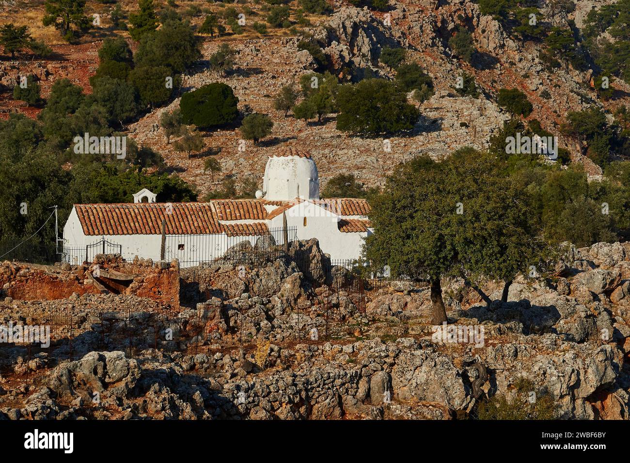Église Saint-Michel l'Archange, église à dôme croisé, bâtiment traditionnel entouré de paysages accidentés et d'arbres verts, gorge d'Aradena, Aradena Banque D'Images