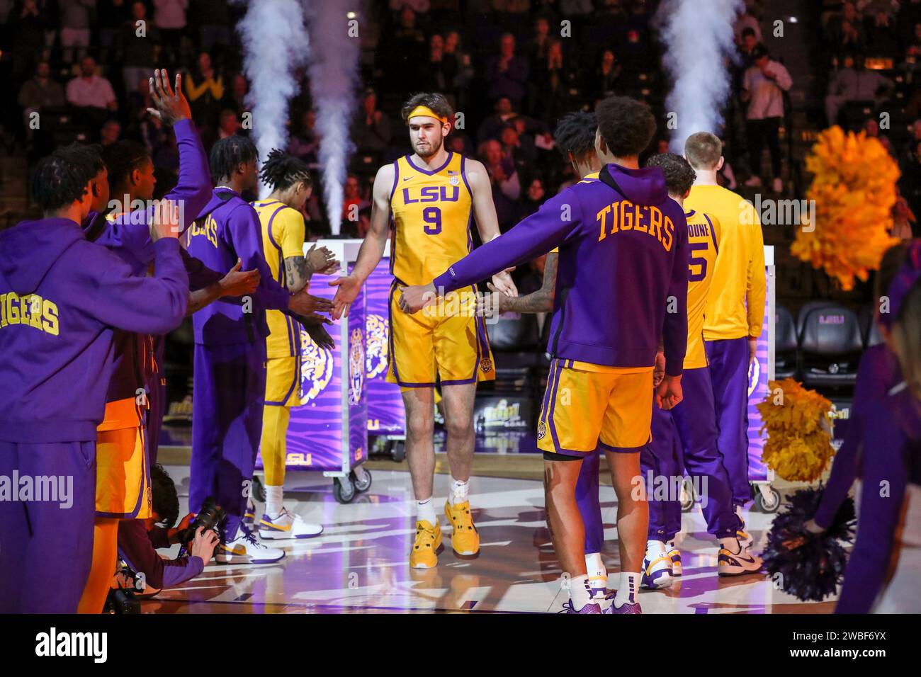 Baton Rouge, LOUISIANE, États-Unis. 09 janvier 2024. Will Baker (9) de la LSU est présenté à la foule avant le match de basket-ball de la NCAA entre les Commodores de Vanderbilt et les Tigers de la LSU au Pete Maravich Assembly Center à Baton Rouge, LOUISIANE. Jonathan Mailhes/CSM/Alamy Live News Banque D'Images