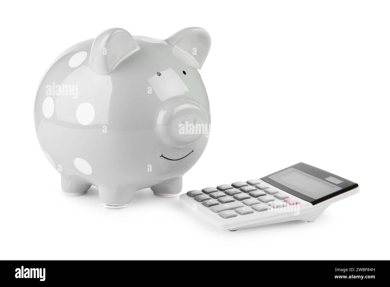 Calculatrice et tirelire grise isolée sur blanc Banque D'Images