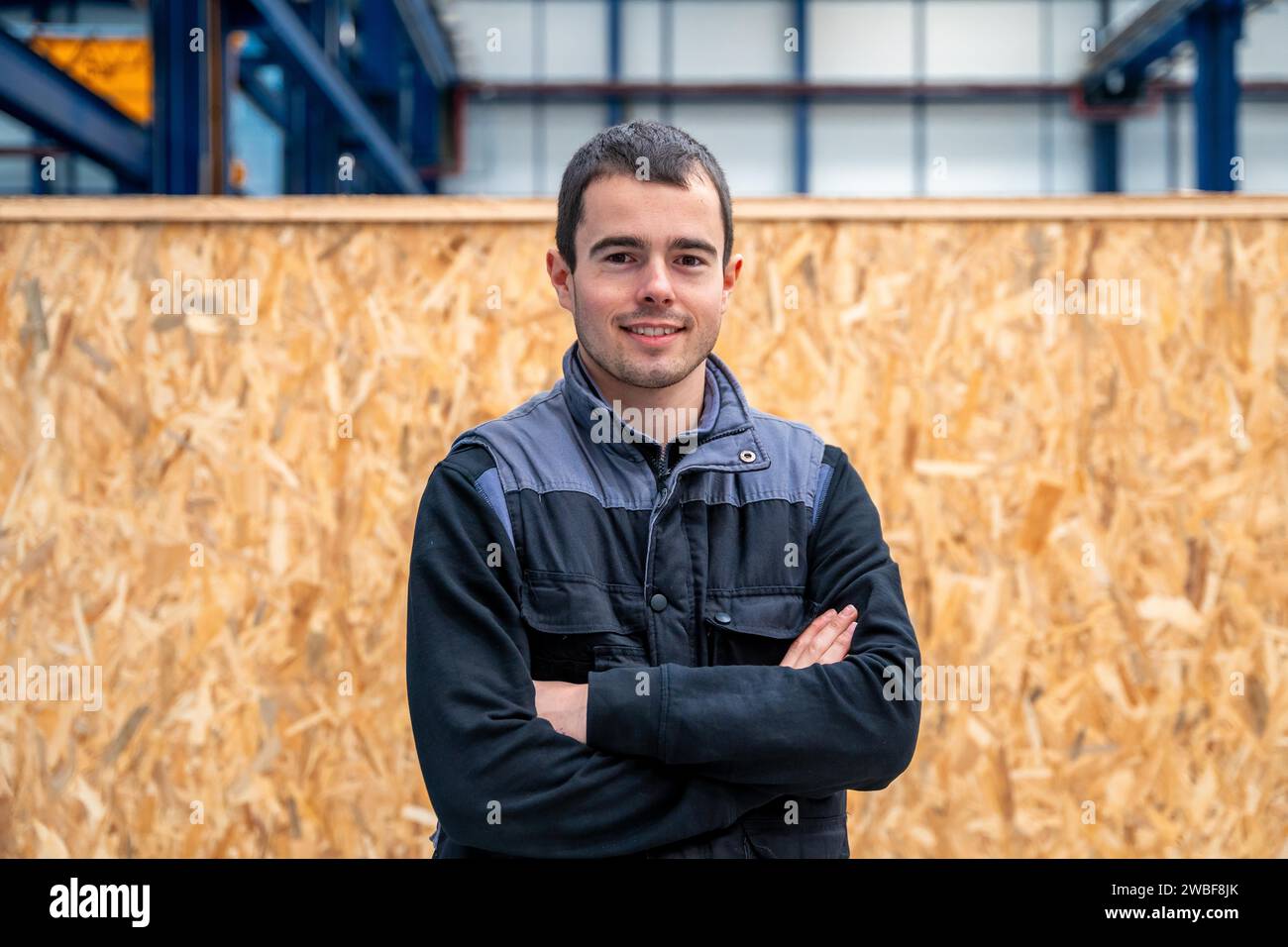 Portrait d'un ouvrier manuel debout fier dans une usine Banque D'Images