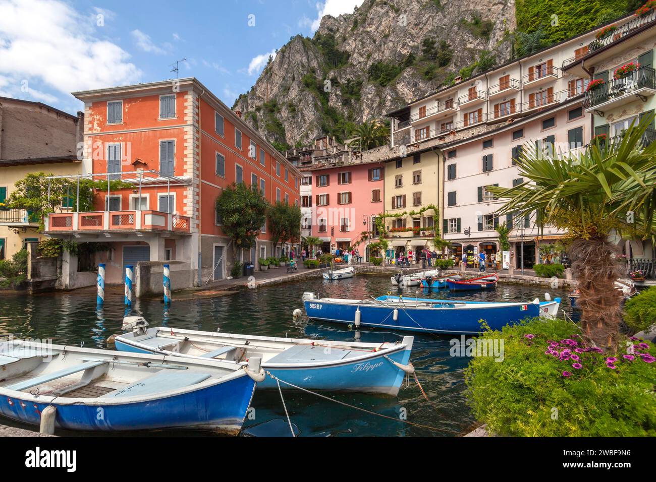 Maisons et bateaux de pêche dans le vieux port de Limone sul Garda, Lac de Garde, province de Brescia, Lombardie, haute Italie, Italie Banque D'Images