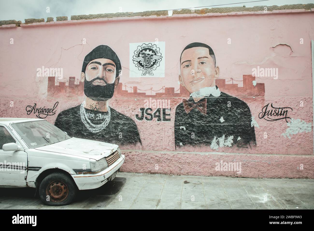 Graffiti, portraits de musiciens de salsa dans le centre historique de Callao, Pérou Banque D'Images