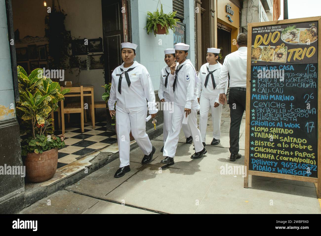 Recrues navales, Avenida de la Constitucion, Callao, Per Banque D'Images