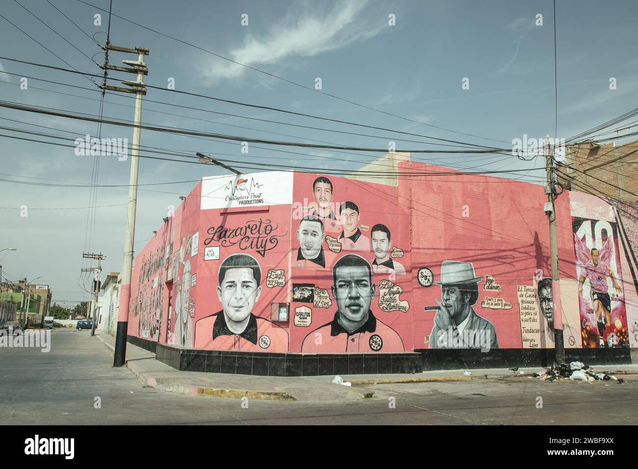 Graffiti, portraits de musiciens de salsa dans le centre historique de Callao, Pérou Banque D'Images