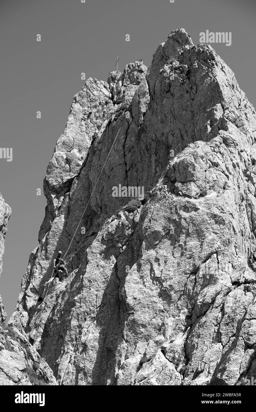 Grimpeur en rappel sur le Rosssteinnadel, village d'alpinisme Kreuth, montagnes de Mangfall, Préalpes bavaroises, haute-Bavière, Bavière, Allemagne Banque D'Images
