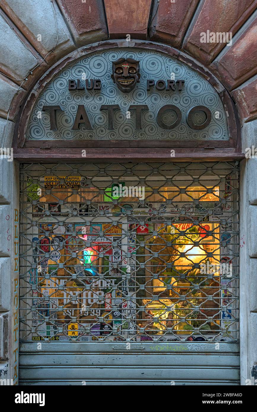 Salon de tatouage barrée Blue Port Tattoo, après l'heure de fermeture, via S. Donato, 63 r Gênes Italie Banque D'Images