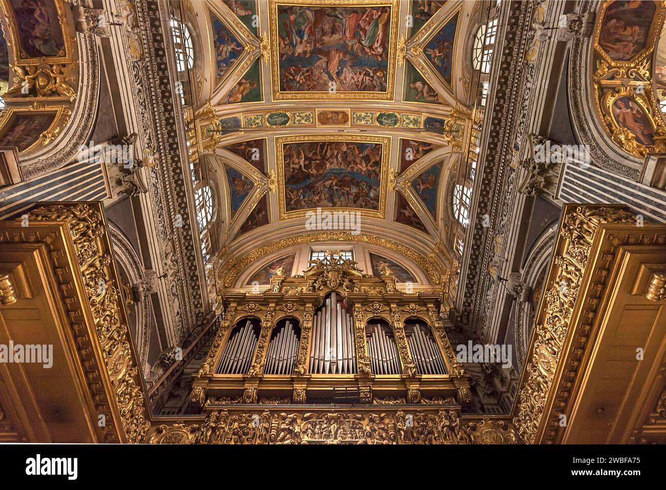 Orgue loft de la baroque Chiesa del Gesu, construit à la fin du 16e siècle, via di Porta Soprana, 2, Gênes, Italie Banque D'Images