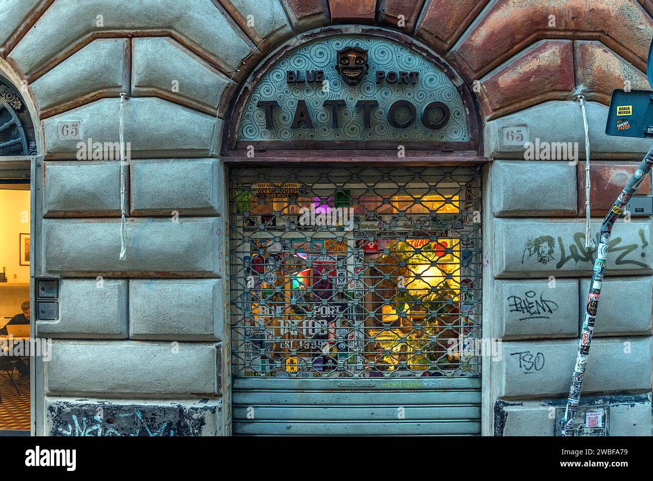 Blue Tattoo Barred Tattoo salon de tatouage, après l'heure de fermeture, via S. Donato, 63 r Gênes Italie Banque D'Images