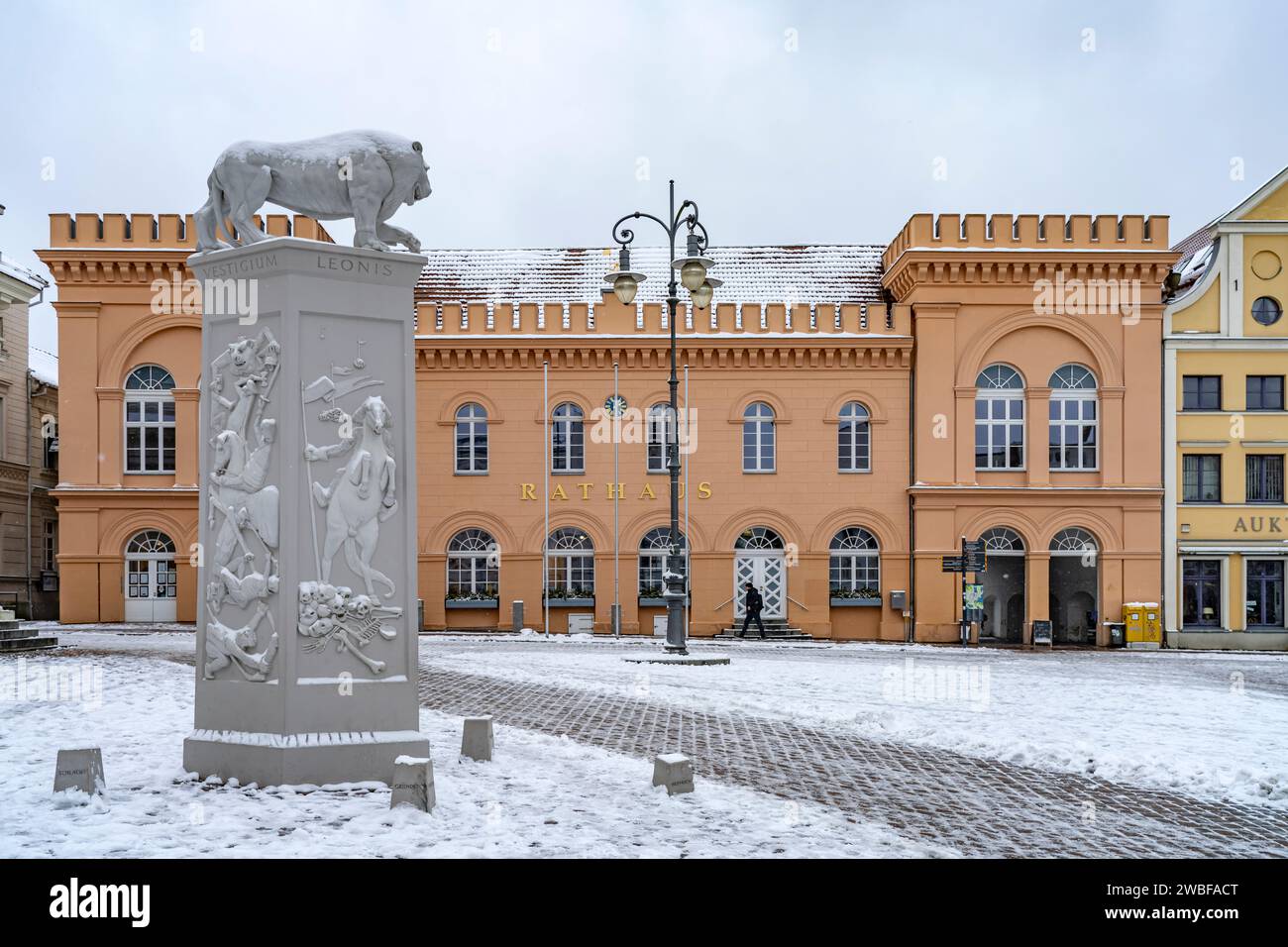 Löwendenkmal und das Altstädtische Rathaus auf dem Markt der Landeshauptstadt Schwerin, Mecklenburg-Vorpommern, Deutschland | Monument Henri le Lion Banque D'Images