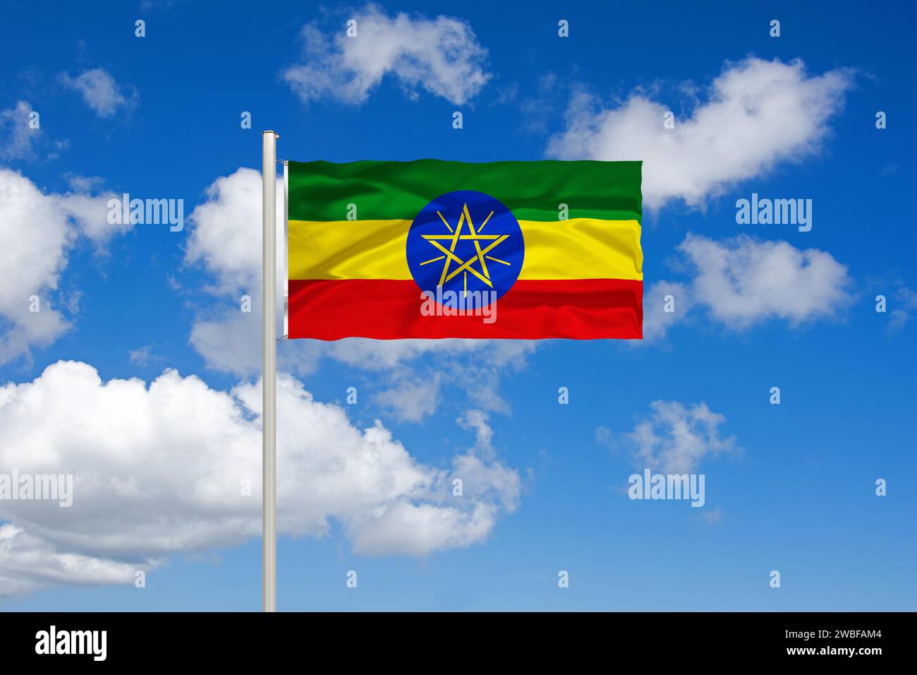 Drapeau national d'Ethiopie, devant les cumulus et le ciel bleu, studio Banque D'Images