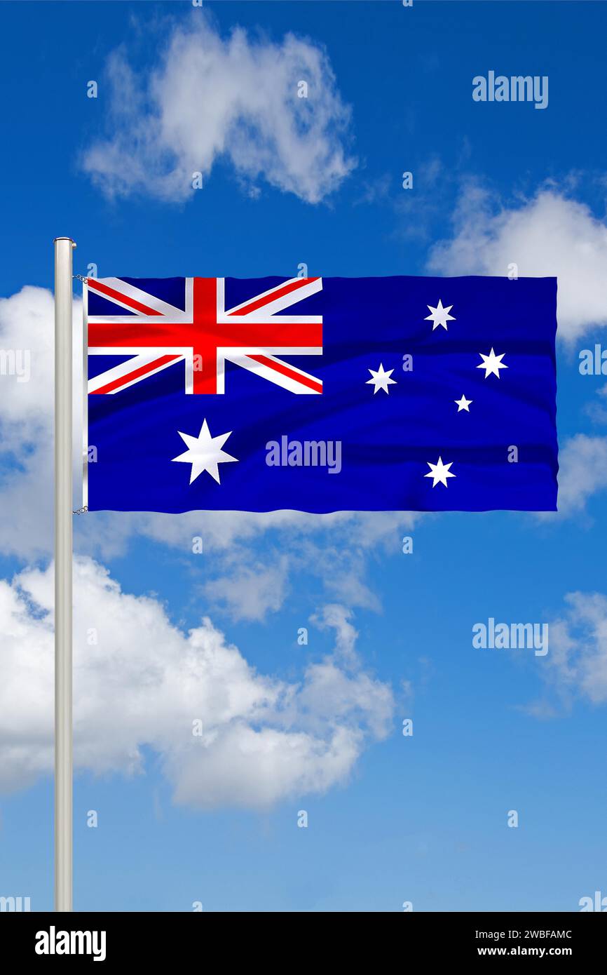 Drapeau national de l'Australie, devant les cumulus et le ciel bleu, studio Banque D'Images