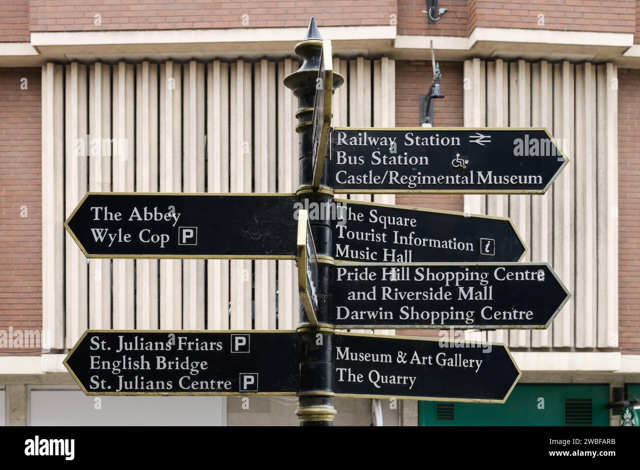 Shrewsbury, Royaume-Uni - 4 mai 2023 - panneau d'information touristique avec des destinations dans le centre-ville de Shrewsbury Banque D'Images