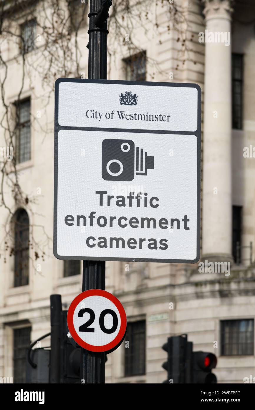 Londres, Royaume-Uni - 18 mars 2023 ; signe à la ville de Westminster pour la caméra de surveillance de la circulation et la limite de vitesse de 20 mph Banque D'Images