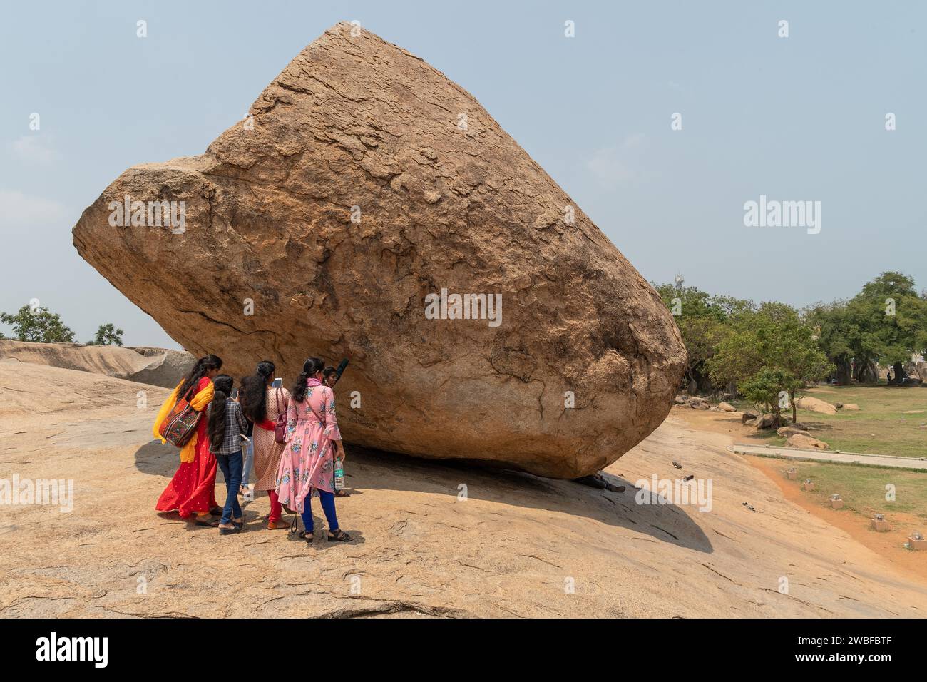 Touristes indiens, Butterball de Krishna, rocher naturel, site du patrimoine mondial de l'UNESCO, Mahabalipuram ou Mamallapuram, Tamil Nadu, Inde Banque D'Images