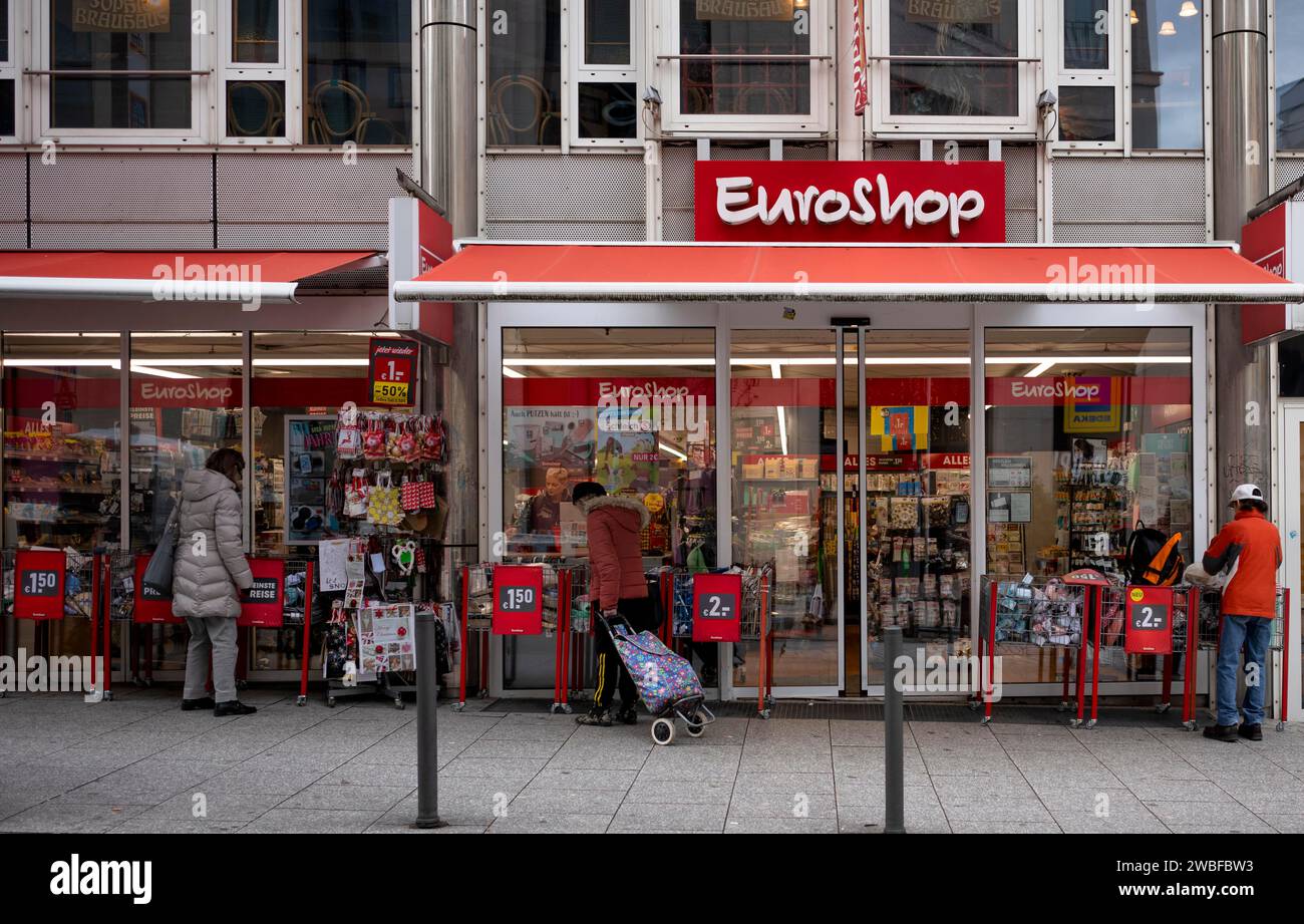 Clients devant EURO-Shop, EuroShop, Stuttgart, Baden-Wuerttemberg, Allemagne Banque D'Images