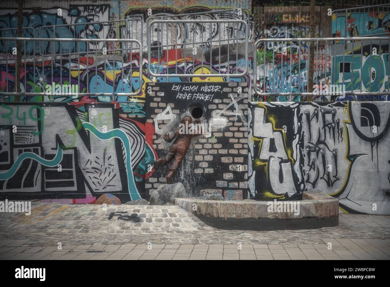 Sculpture d'une personne près d'une fontaine, entourée de graffitis colorés, Wuppertal Elberfeld, Rhénanie du Nord-Westphalie, Allemagne Banque D'Images