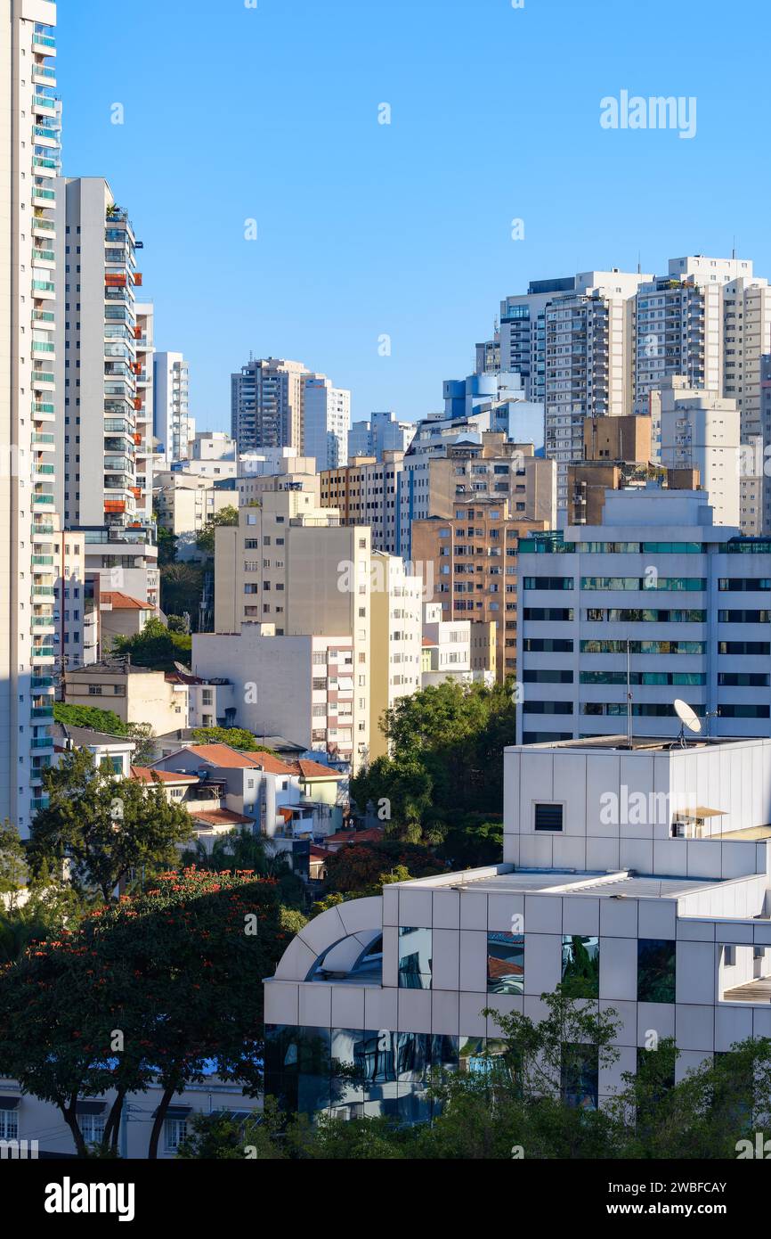 Paysage urbain avec plusieurs bâtiments dans une ville sud-américaine sur une belle journée de ciel bleu. Sao Paulo, SP, Brésil. Banque D'Images