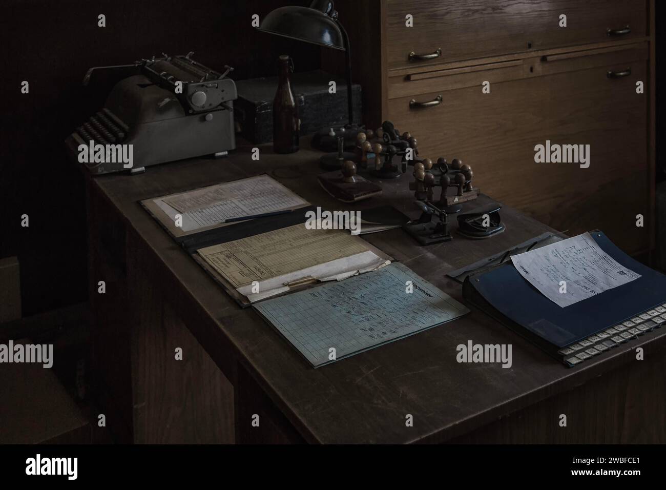 Un vieux bureau avec machine à écrire antique et lampe de bureau dans la semi-obscurité, Dahlhausen dépôt ferroviaire, Lost place, Dahlhausen, Bochum, Nord Banque D'Images