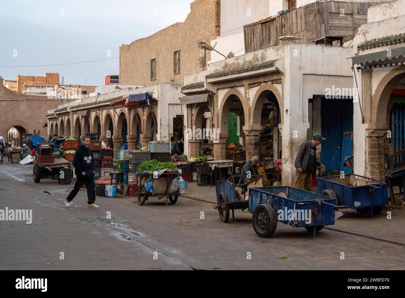 Scène de rue typique avec boutique, Essaouira, Maroc Banque D'Images