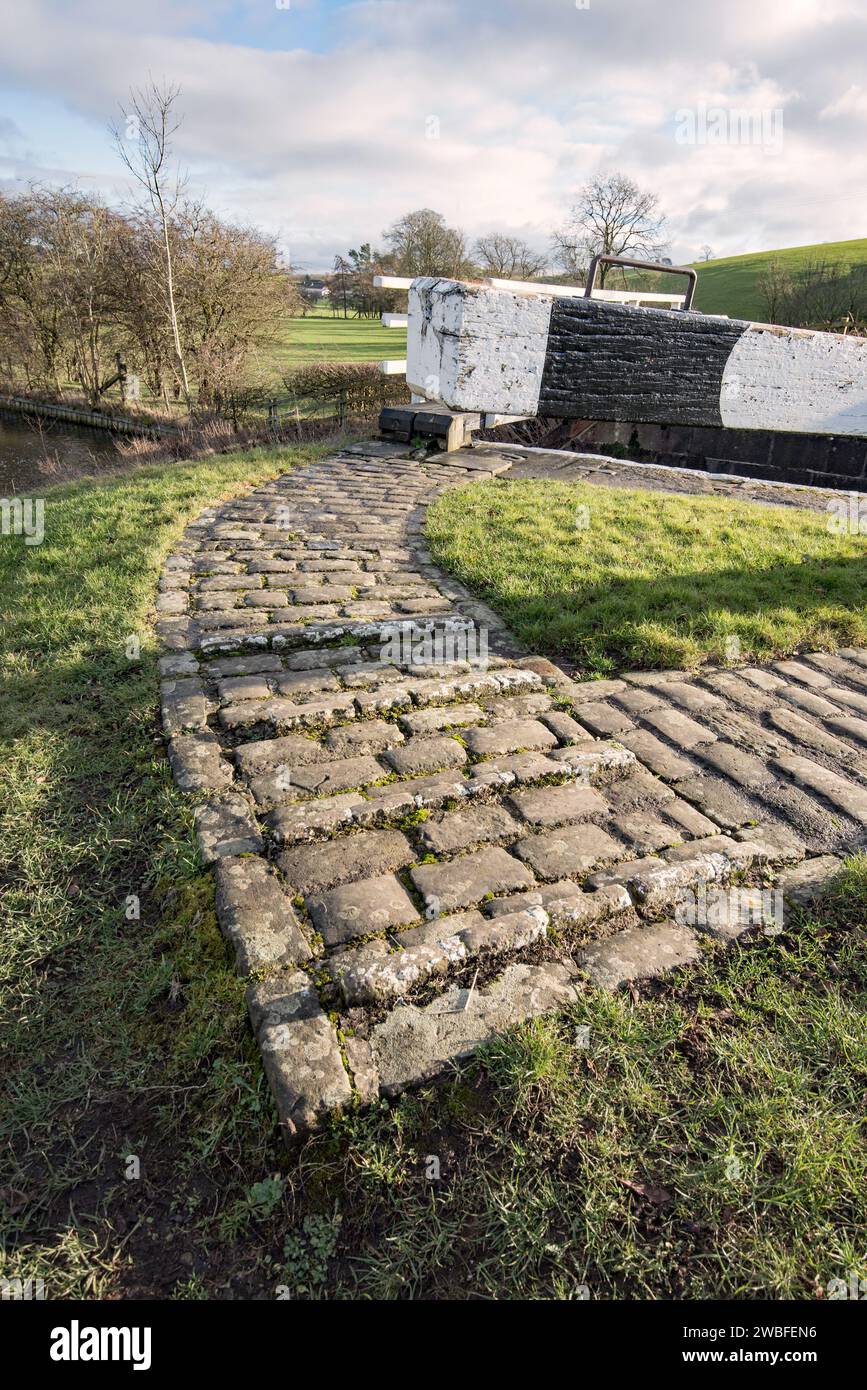 Des pieds à une écluse de canal sur le canal de Leeds & Liverpool près de Gargrave destinés à aider l'effet de levier en soutenant les pieds contre les pierres surélevées. Banque D'Images