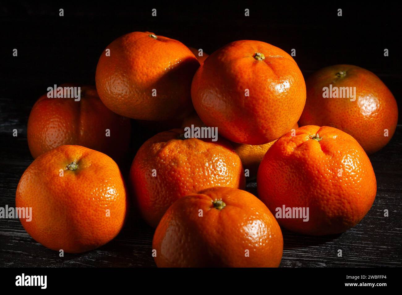 tas de mandarine sur fond noir Banque D'Images